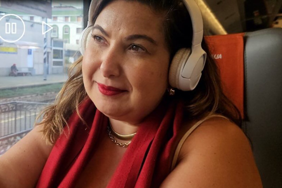 mariana xavier no trem com fones de ouvido