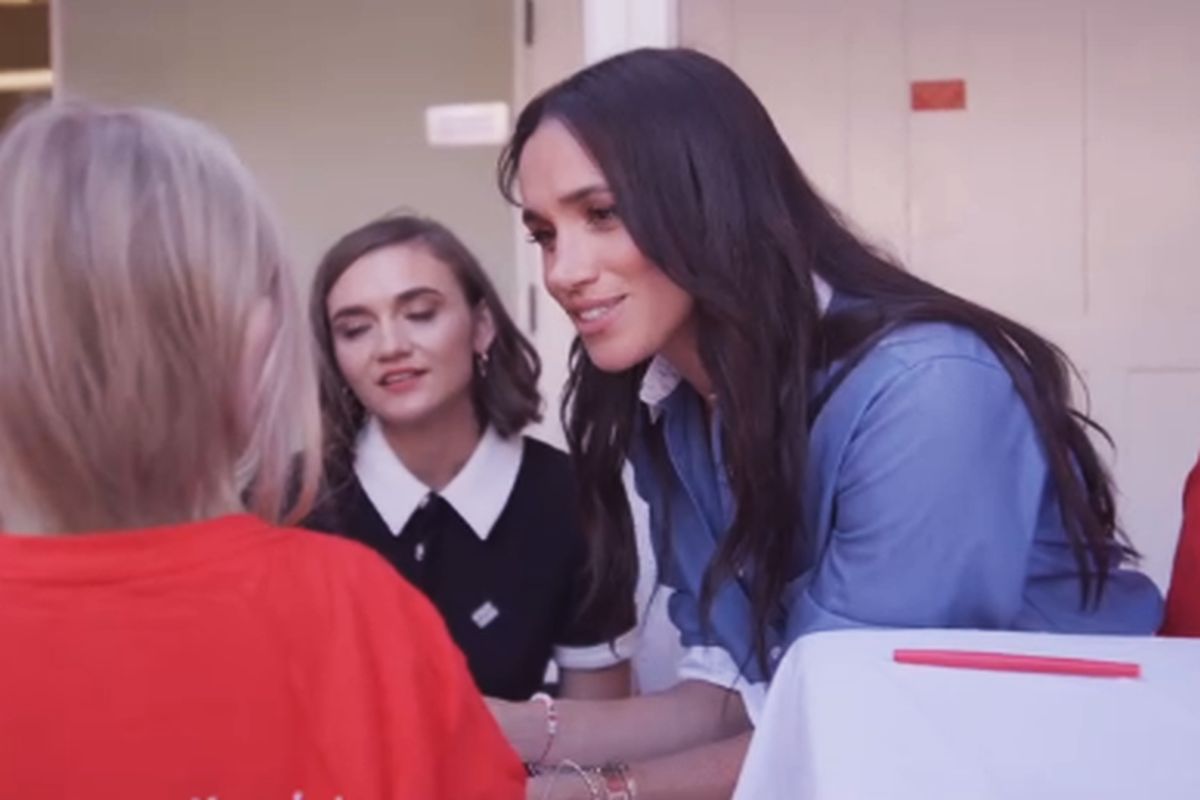 Meghan Markle durante visita a instituição.