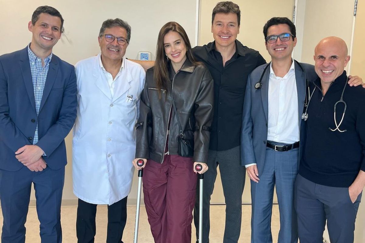 vera viel, rodrigo faro e médico posando juntos