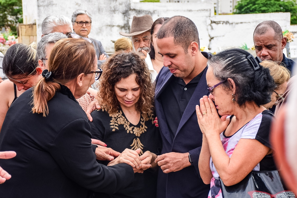 Fátima Sampaio no enterro de Cid Moreira