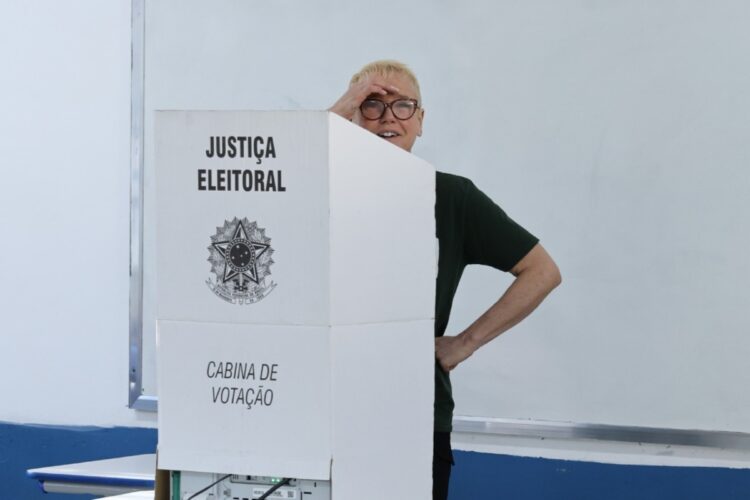 Xuxa esquece número de candidato ao votar