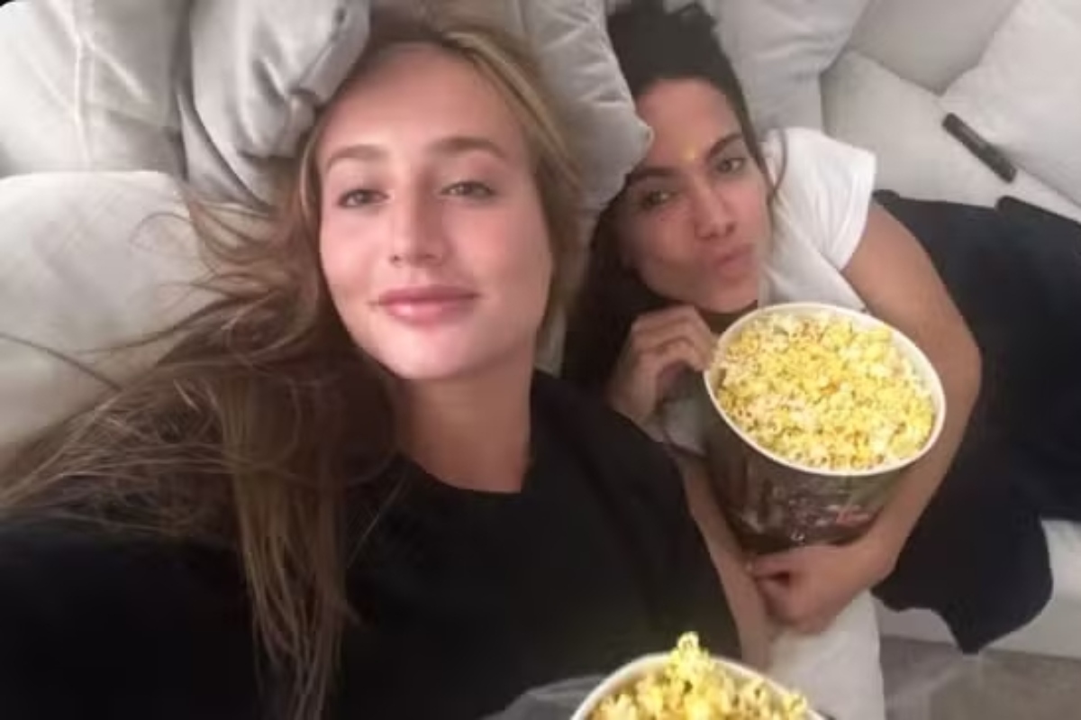 Bruna Griphao e Anitta deitadas comendo pipoca