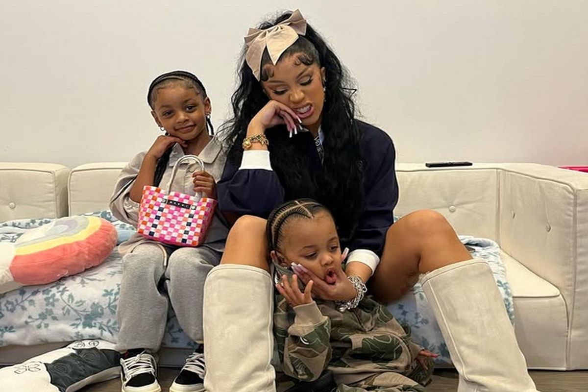 Cardi B com os filhos