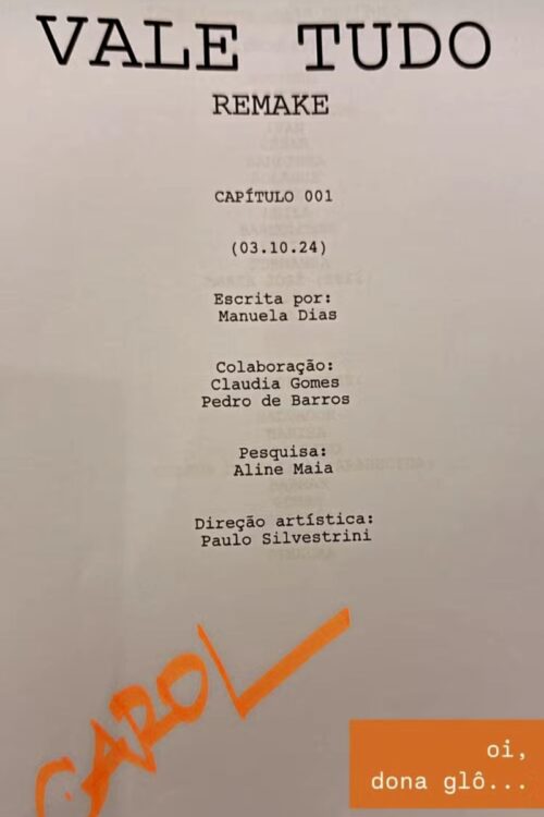 O elenco do remake de “Vale Tudo” iniciou oficialmente os trabalhos na sexta-feira, 15 de novembro com a primeira leitura de roteiro. O encontro reuniu nomes de peso, como Débora Bloch, Cauã Reymond, Paolla Oliveira, Taís Araújo, Humberto Carrão, Renato Góes e Bella Campos. O registro do momento ganhou as redes sociais, onde os atores compartilharam fotos juntos, celebrando o início do projeto.
Escrita por Manuela Dias, a nova versão de Vale Tudo está programada para estrear em março de 2025, ocupando o horário nobre da TV Globo após o final de “Mania de Você”. Cauã Reymond, que dará vida ao personagem César, também postou um registro ao lado da autora nas redes sociais, mostrando entusiasmo com o projeto.
Carolina Dieckmann no papel de Leila, em ‘Vale Tudo’
Carolina Dieckmann confirmou sua participação no remake ao exibir o roteiro do primeiro capítulo em suas redes. Ela interpretará Leila, papel que Cássia Kiss viveu na versão original de 1988. A atriz, que não participava de uma novela na Globo há alguns anos, retorna com grande expectativa do público.
Receba as notícias de OFuxico no seu celular!	
Além do elenco principal, outros atores marcaram presença na leitura, como por exemplo Karine Teles, Julio Andrade, Luis Salém, Belize Pombal, Luis Lobianco, Malu Galli, Maeve Jinkings, Edvana Carvalho e João Vicente de Castro. A diversidade do elenco reforça o potencial do remake em revisitar os temas marcantes que fizeram o sucesso da trama original.
