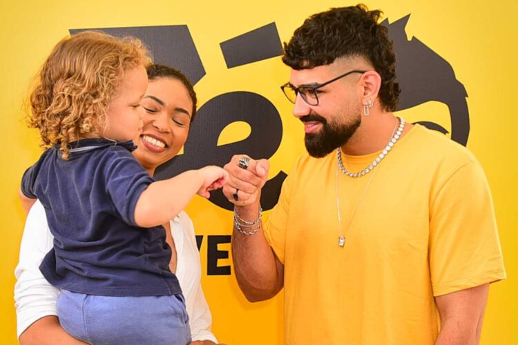 Dilsinho posando com fãs em ação do Zé Delivery na Avenida Paulista