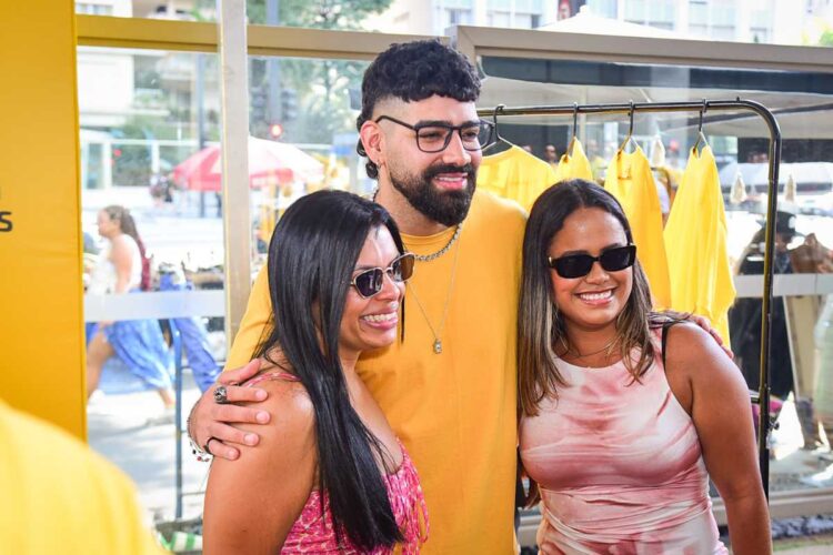 Dilsinho posando com fãs em ação do Zé Delivery na Avenida Paulista