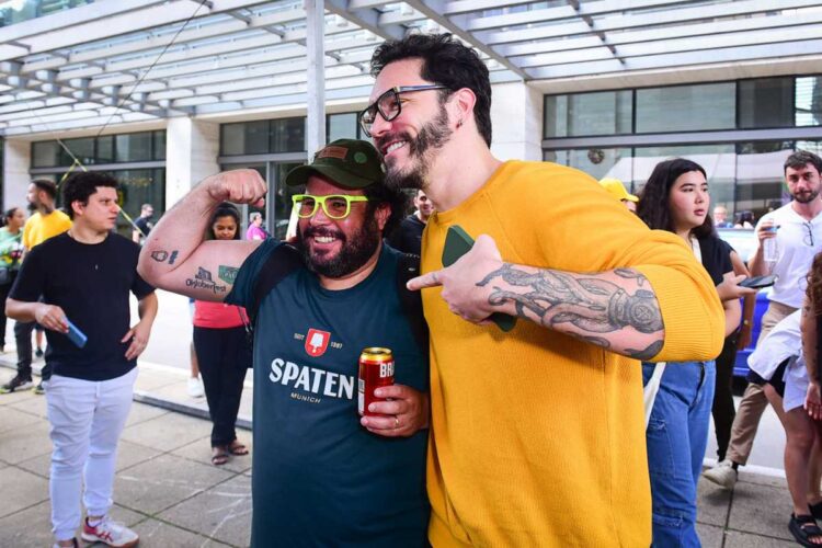 Eliezer posando com fãs em ação do Zé Delivery na Avenida Paulista