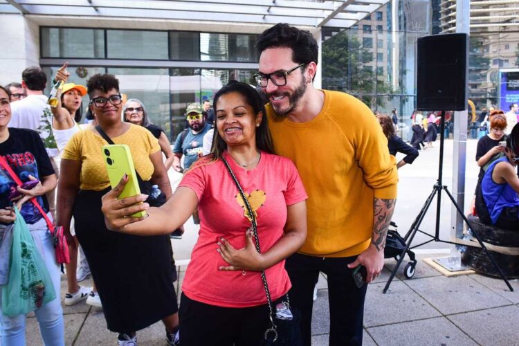 Eliezer posando com fãs em ação do Zé Delivery na Avenida Paulista