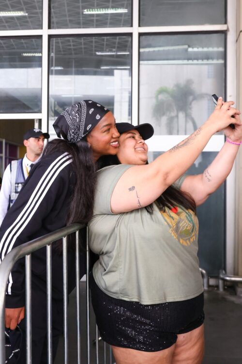 IZA e fã no aeroporto do Galeão após Grammy