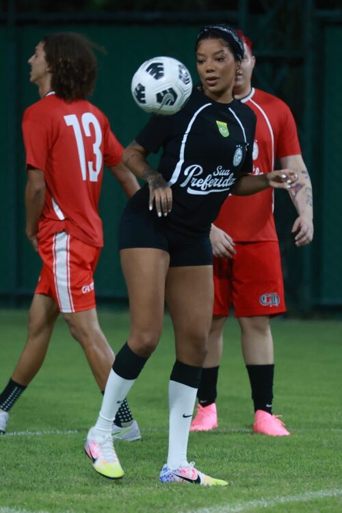 Ludmilla jogando futebol