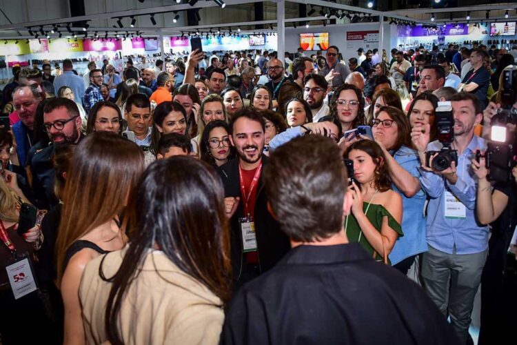 Klebber Toledo e Camila Queiroz em feira de calçados