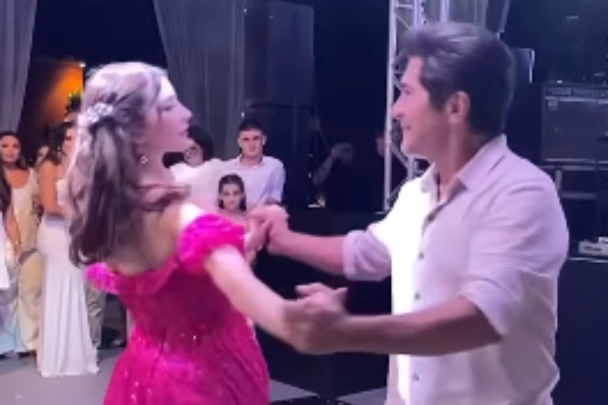 lara de pádua e daniel dançando juntos em festa de 15 anos