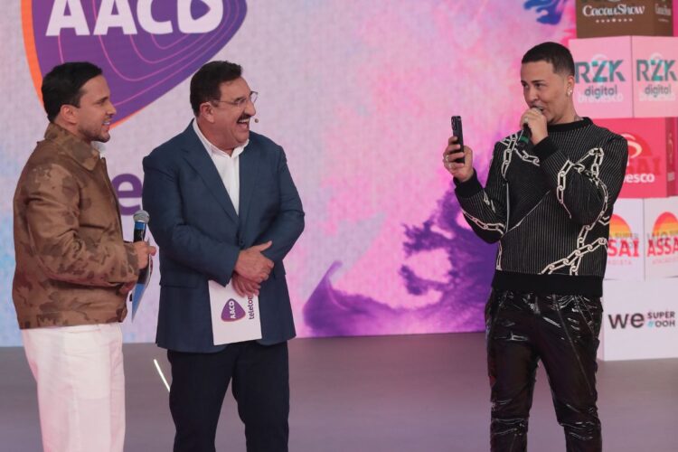 Lucas Guimarães no palco do Teleton com Carlinhos Maia