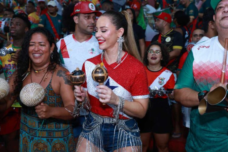 Paolla Oliveira tocando maracas no ensaio da Grande Rio