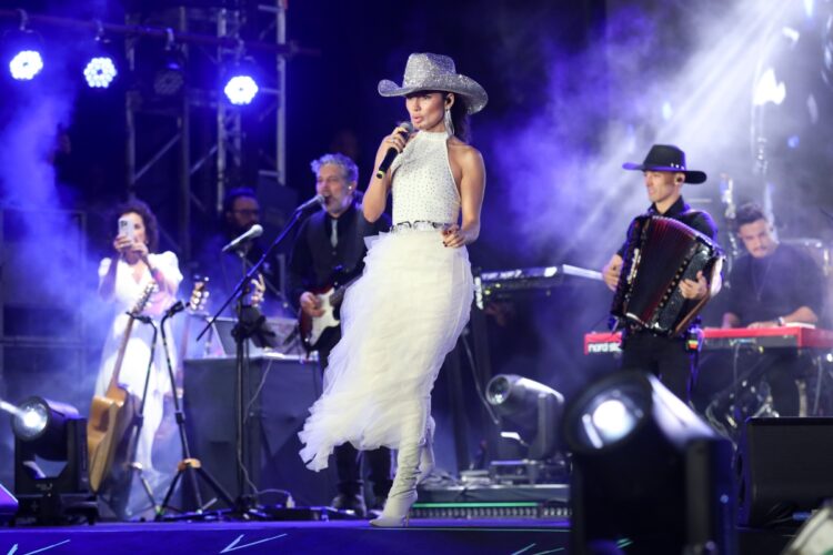 Paula Fernandes canta no navio do Zezé