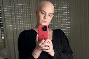 rosalba nable, mãe de isis valverde, tirando selfie