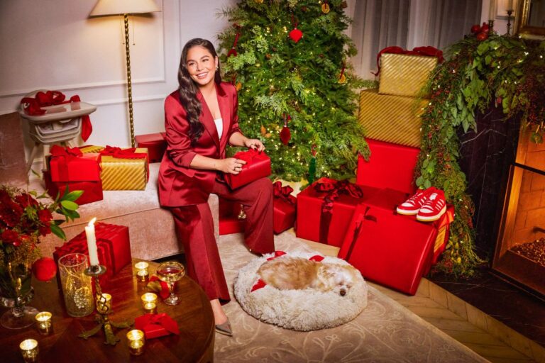 Vanessa Hudgens entra no clima de Natal OFuxico