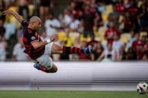 Adriano jogando com camisa do Flamengo