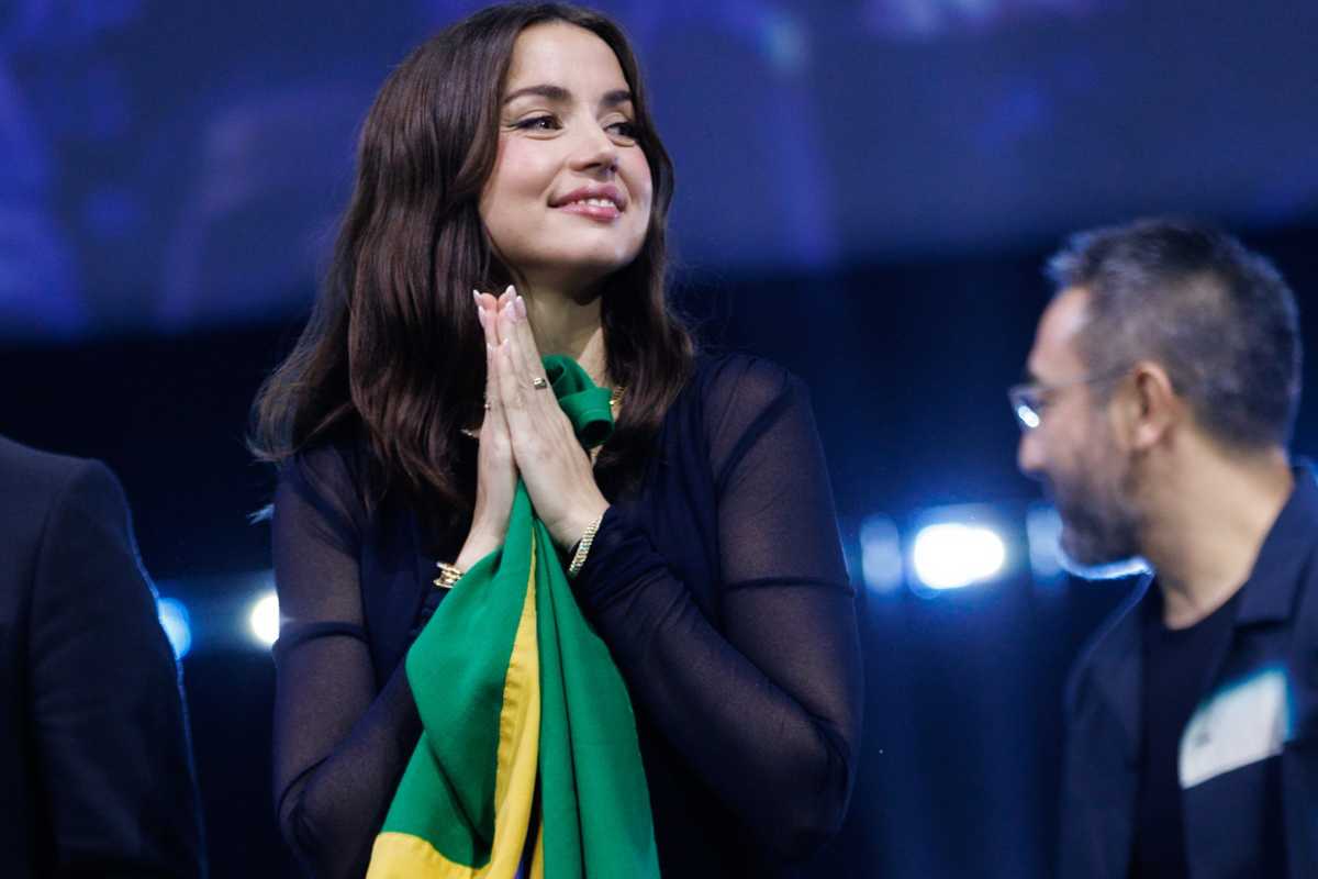 Ana de Armas com bandeira do Brasil em painel de "Bailarina" na CCXP24