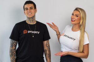 andressa urach e filho arthur posando com camiseta da privacy