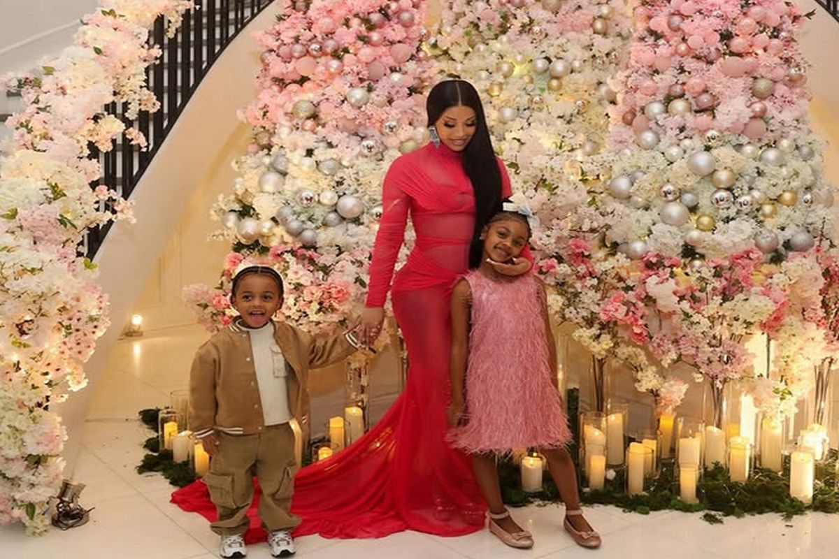 Cardi B com dois dos filhos, na árvore de Natal.