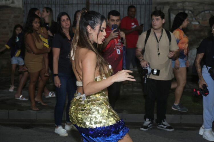 Lexa grávida no ensaio de rua da Unidos da Tijuca 