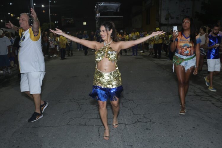 Lexa grávida no ensaio de rua da Unidos da Tijuca 