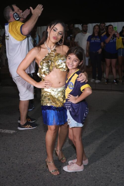 Lexa grávida no ensaio de rua da Unidos da Tijuca 