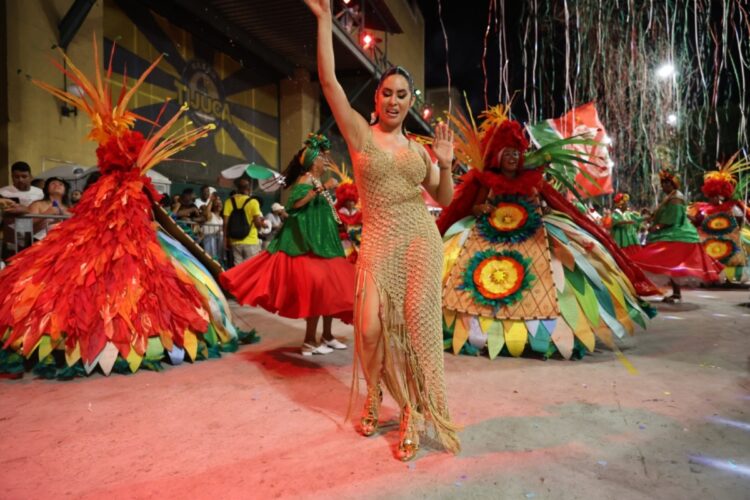 Isabelle Nogueira no minidesfile da Grande Rio 