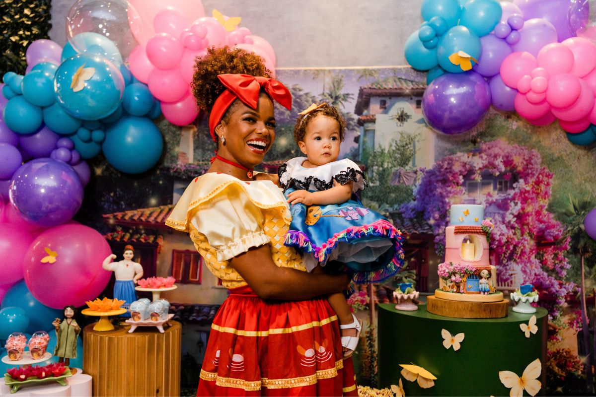 Jennifer Nascimento caracterizada com a filha para passar um ano de "Encanto"