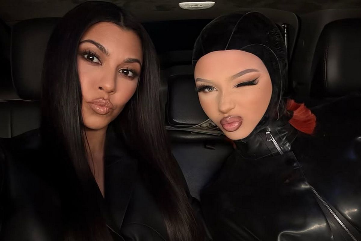 Kourtney Kardashian e a enteada Alabama Barker no clipe de Vogue.