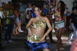 Lexa grávida no ensaio de rua da Unidos da Tijuca