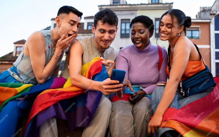 Grupo de amigos com a bandeira LGBT