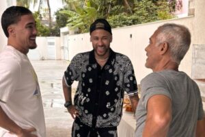 Neymar conversando com Romário e Romarinho