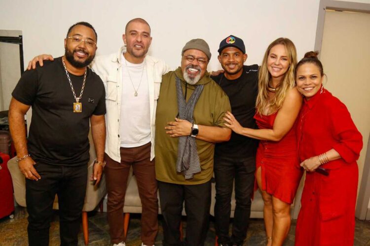 Paolla Oliveira com vestido vermelho fendado no show de Diogo Nogueira