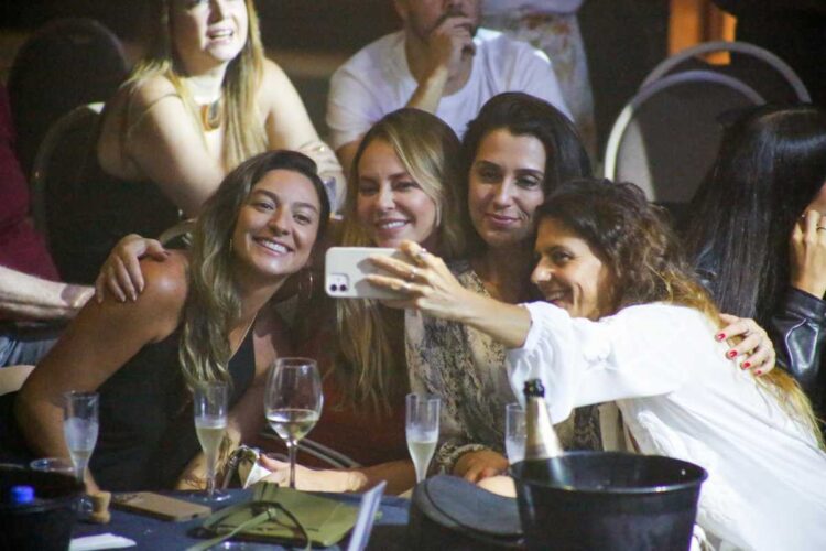 Paolla Oliveira em selfie com amigas no show de Jorge Aragão