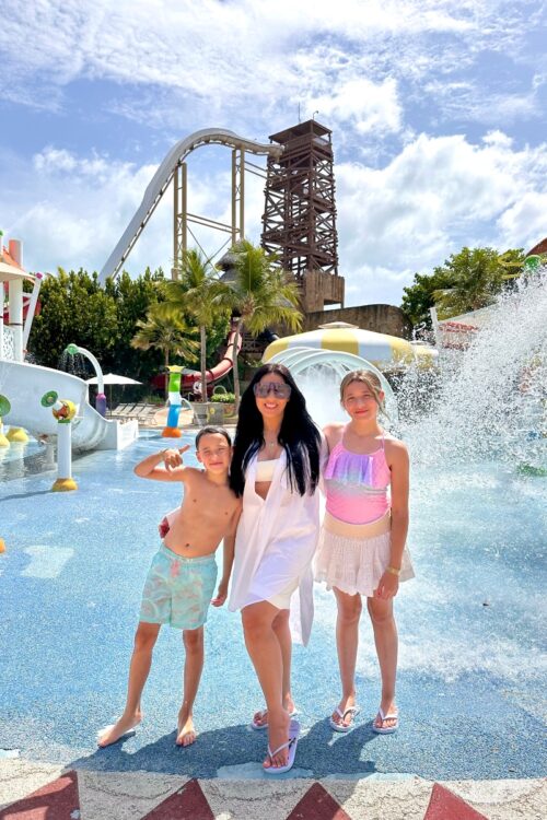 Simaria e os filhos no Beach Park