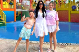 Simaria e os filhos no Beach Park