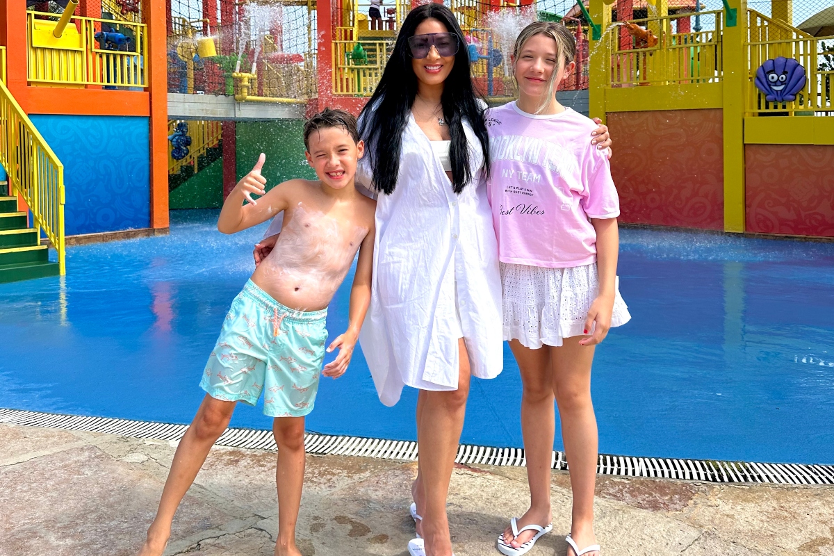 Simaria e os filhos no Beach Park