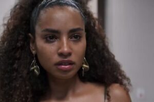 Viola flagra beijo em 