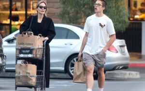 Angelina Jolie faz compras com o filho Knox em Los Angeles após apoiar vítimas de incêndios