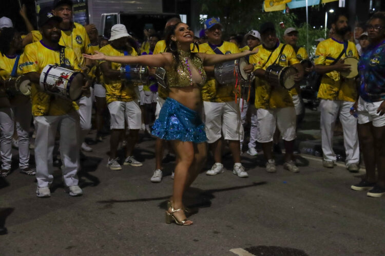 Lexa à frente dos ritmistas da Unidos da Tijuca