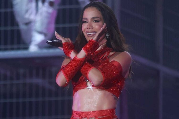 anitta se apresentando no ano novo de copacabana