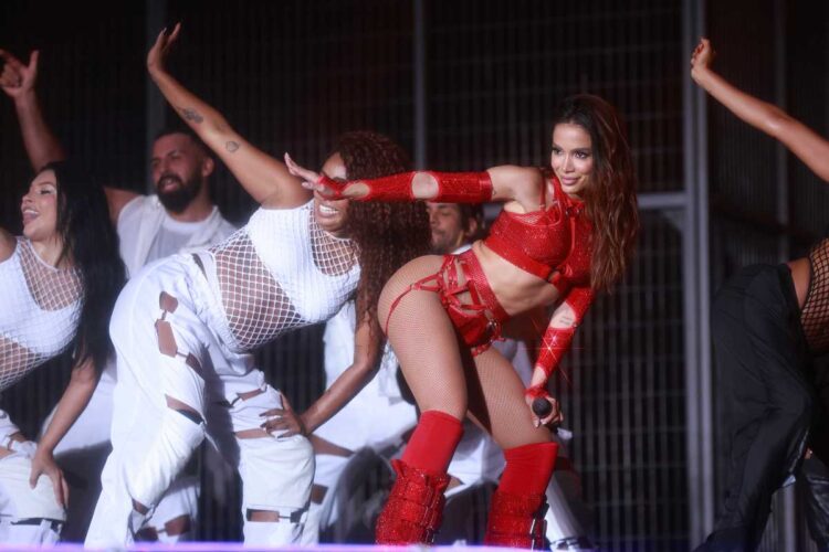 anitta se apresentando no ano novo de copacabana