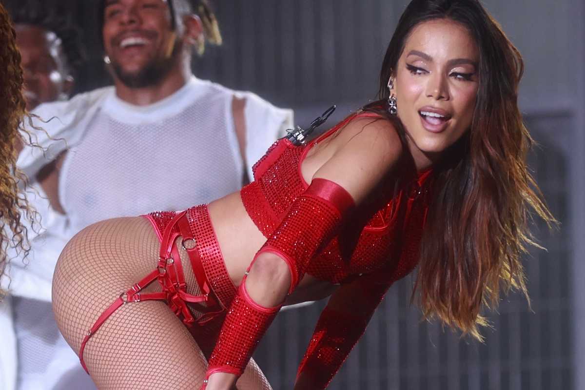 anitta se apresentando no ano novo de copacabana