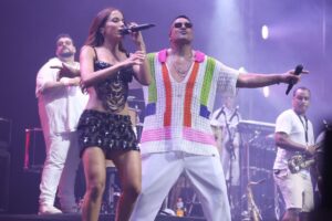 Anitta e Xanddy no palco