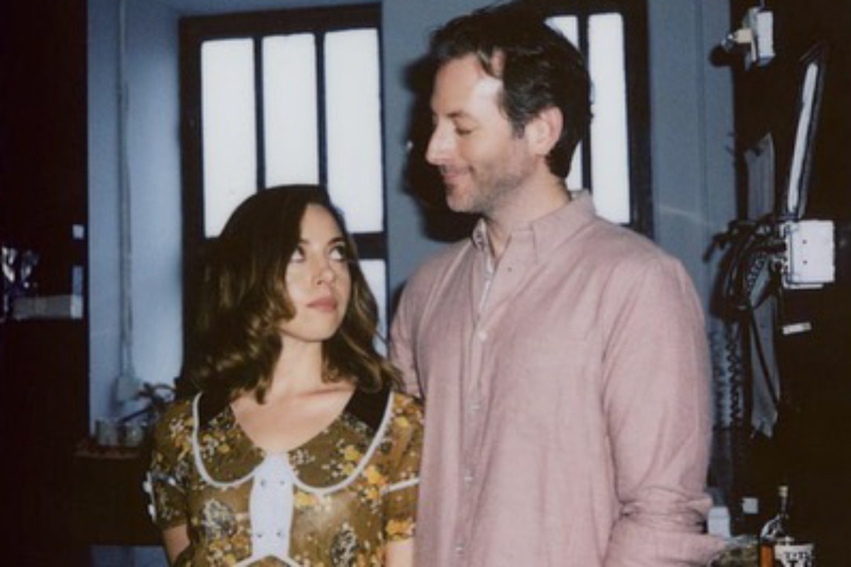 aubrey plaza e jeff baena se olhando