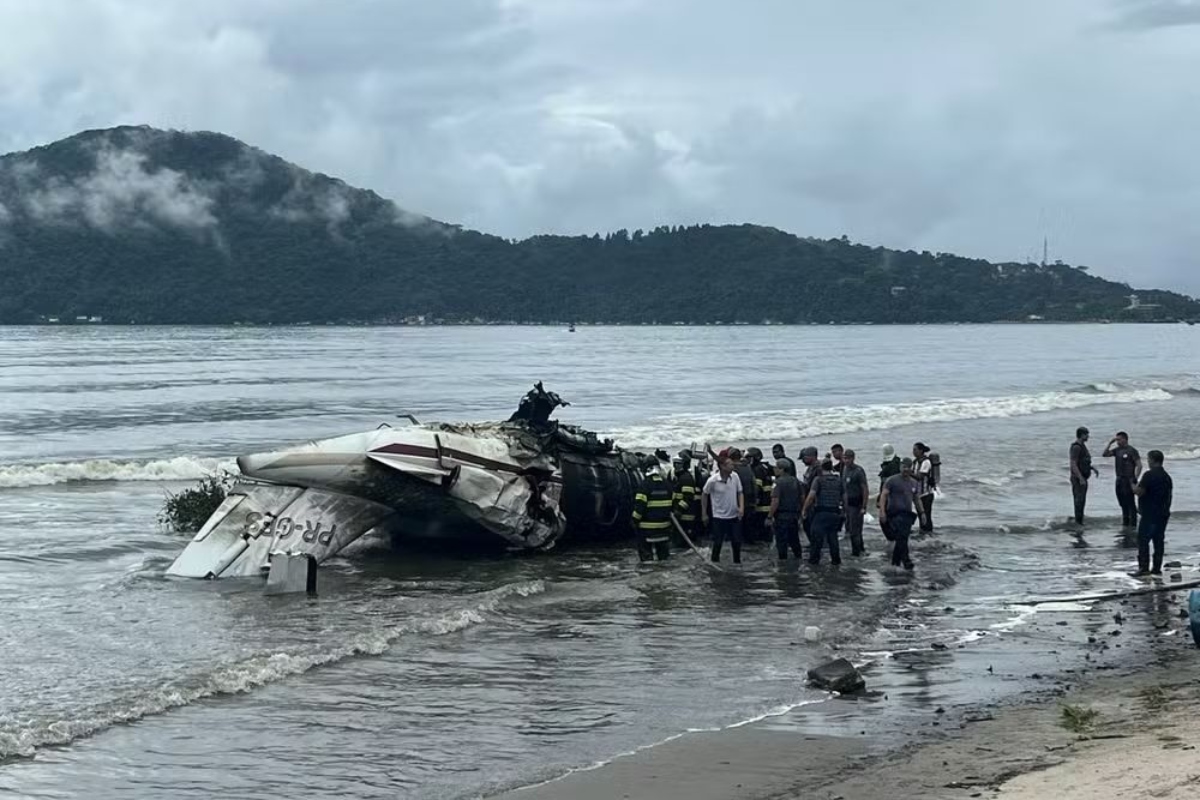 Avião de pequeno porte cai em Ubatuba