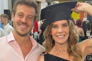 Fabiana Scaranzi e filho em sua formatura da faculdade de psicologia