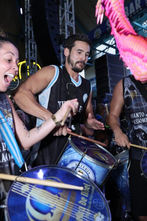 Nicolas Prattes tocando na bateria 